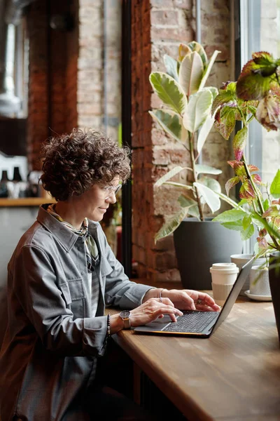 Medelålders Affärskvinna Eller Frilansare Med Laptop Sitter Framför Fönstret Caféet — Stockfoto