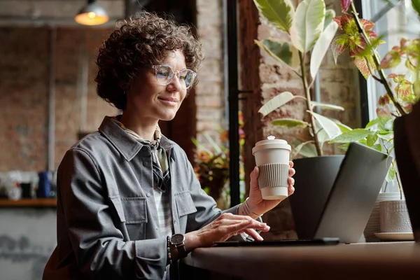 Feliz Mujer Negocios Freelancer Con Una Taza Café Sentado Junto — Foto de Stock