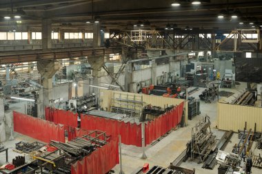 Geniş endüstriyel fabrikanın bir parçası. Çok sayıda fabrika veya atölye ile donatılmış büyük makineler ve metalik detaylar var.
