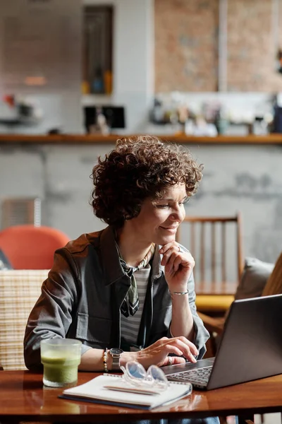 Empresária Meia Idade Feliz Freelancer Sentado Mesa Café Frente Laptop — Fotografia de Stock