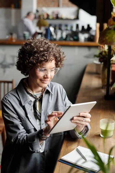 Gülümseyen Kadını Kafe Restoran Sahibi Tablet Ekranda Kaydırırken Müşterilerin Online — Stok fotoğraf