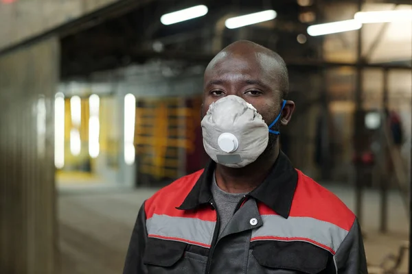 Giovane Uomo Afroamericano Abbigliamento Lavoro Respiratore Protettivo Piedi Davanti Alla — Foto Stock