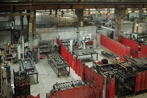 工業プラント又は工場の広々とした作業場の一部の角度の上にいくつかのセクションが赤カーテンで分割 — ストック写真