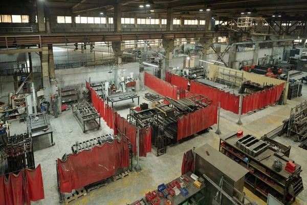 近代的な工場の大規模な工場の一部のビューでは ワークショップのグループから赤カーテンで分割します — ストック写真