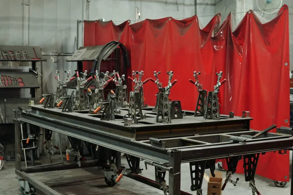 工業プラント又は工場における赤カーテン又は溶接機その他の専門職の事業場による三角金属加工ベンチ — ストック写真