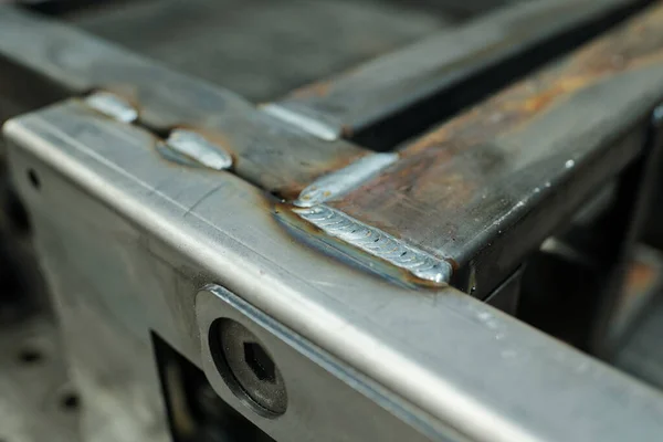 Närbild Metallsvetsade Delar Till Industrimaskiner Eller Arbetsbänkar Som Arbetsplats För — Stockfoto