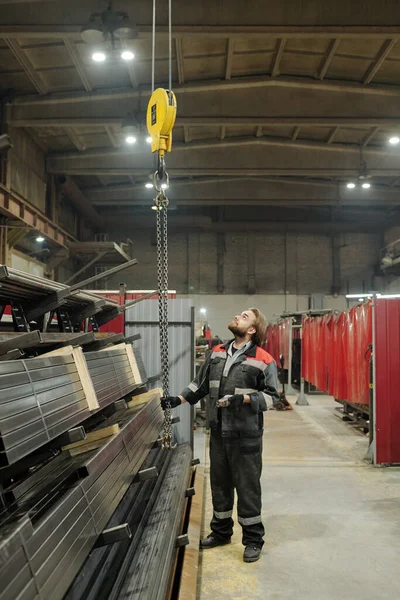 Jovem Engenheiro Profissional Reparador Verificando Ajuste Máquina Industrial Durante Check — Fotografia de Stock