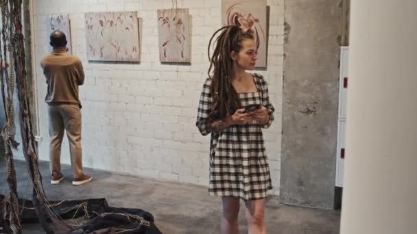 Medio Lungo Ragazza Caucasica Con Dreadlocks Abito Scacchi Possesso Smartphone — Video Stock