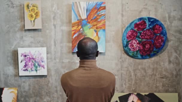 Vista Posteriore Dell Uomo Afroamericano Che Guarda Dipinti Nella Galleria — Video Stock