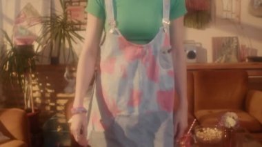 80 'lerin tarzında iç mekanıyla dans eden kızıl saçlı beyaz kız gündüz eğleniyor.