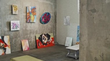 Çağdaş sanat galerisindeki soyut resim ve sanat eserlerinin gündüz görüntüsü