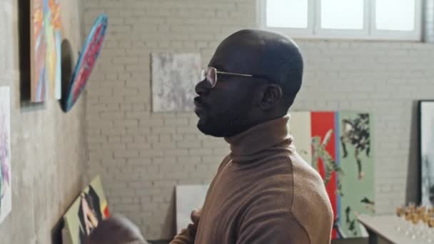 Вид Сбоку Груди Афроамериканца Смотрящего Картины Художественной Галерее Днем — стоковое видео