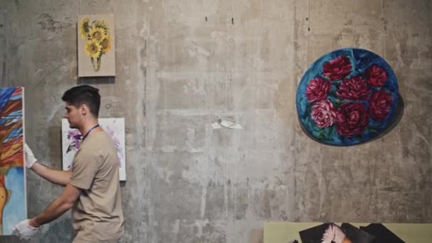 Zamknięci Dwaj Młodzi Robotnicy Wieszający Płótno Abstrakcyjnym Malarstwem Ścianie Galerii — Wideo stockowe