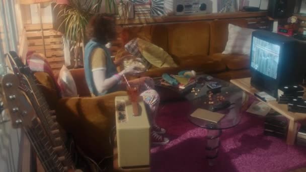 Lange Seitenansicht Von Ingwer Kaukasischen Mädchen Sitzt Sessel Zimmer Mit — Stockvideo