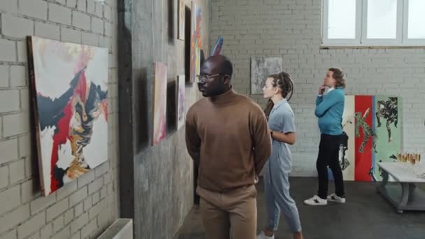 Troje Młodych Ludzi Obserwujących Obrazy Galerii Sztuki Współczesnej Dzień — Wideo stockowe