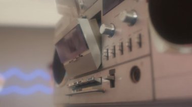 El ele verip tanınamaz hale getirilmiş. Sadece retro stereo teybe bant takılmış.