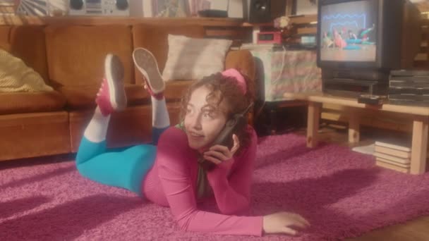 Lerin Aerobik Kıyafetli Genç Bir Kızın Oturma Odasında Yerde Yatıp — Stok video
