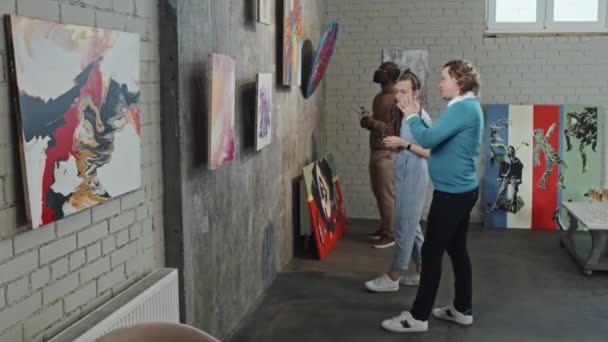 Три Молодых Человека Наблюдают Картины Галерее Современного Искусства Дневное Время — стоковое видео