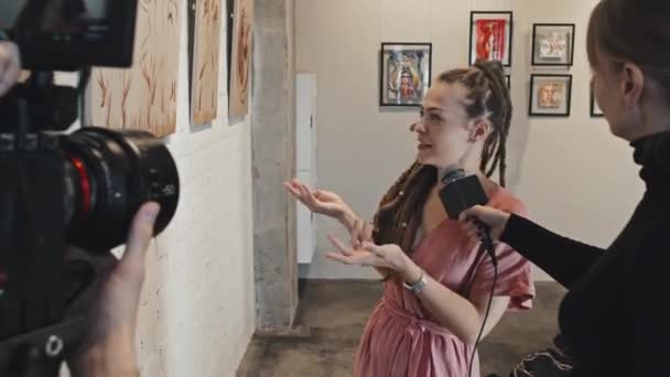 Dessus Épaule Jeune Artiste Caucasienne Avec Dreadlocks Donnant Une Interview — Video
