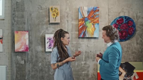 Middelmatig Zijaanzicht Van Jonge Blanke Vrouw Man Gesticuleren Converseren Kunstgalerie — Stockvideo
