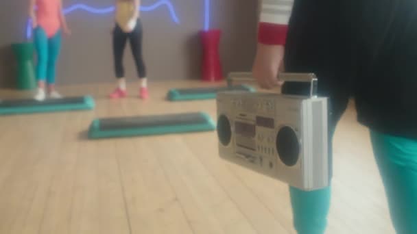 Nízká Část Ořezané Muž Přináší Magnetofon Fitness Studia Dne Startovní — Stock video