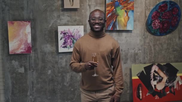 Среднедлинный Портрет Молодого Умного Чернокожего Мужчины Держащего Бокал Шампанского Стоящего — стоковое видео