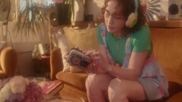 Inclinación Chica Caucásica Pelirroja Auriculares Escuchando Música Través Reproductor Casetes — Vídeo de stock