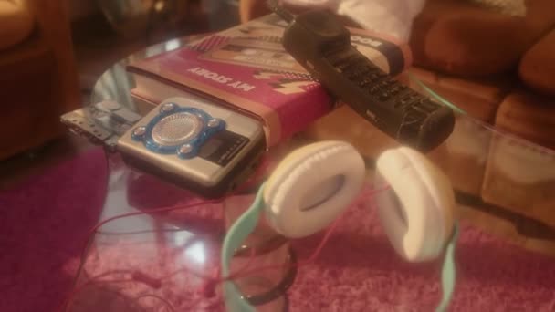 Zicht Tape Speler Cassette Boek Ear Hoofdtelefoon Ouderwetse Telefoon Salontafel — Stockvideo
