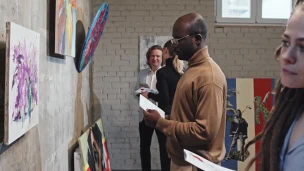 Közepes Oldalnézetben Fiatal Intelligens Fekete Férfi Olvas Brosúrát Kiállítás Nappal — Stock videók