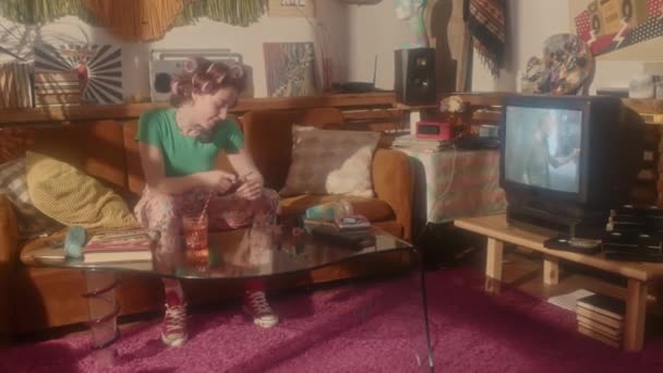 Aufspüren Eines Jungen Mädchens Lockenwicklern Bei Ihrer Maniküre Telefonieren Fernsehen — Stockvideo