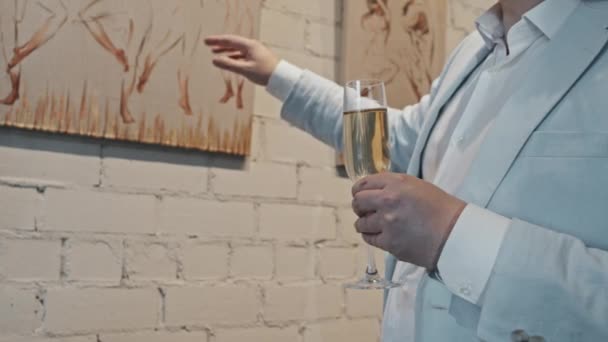 Mittelteil Eines Beschnittenen Männlichen Kunstspezialisten Hellblauen Anzug Mit Champagnerglas Der — Stockvideo