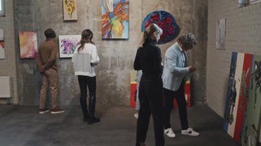 Çok ırklı kadın ve erkek hayranların gündüz sanat galerisinde gezip sergideki resimlere bakması zor bir ihtimal.