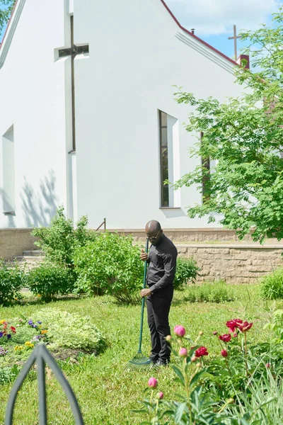 Jovem Pastor Afro Americano Roupas Pretas Trabalhando Com Ancinho Quintal — Fotografia de Stock