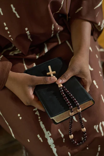 Mãos Jovem Mulher Negra Vestido Marrom Segurando Bíblia Rosário Contas — Fotografia de Stock