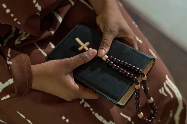 Mãos Jovem Afro Americano Paroquiano Igreja Católica Evangélica Segurando Bíblia — Fotografia de Stock