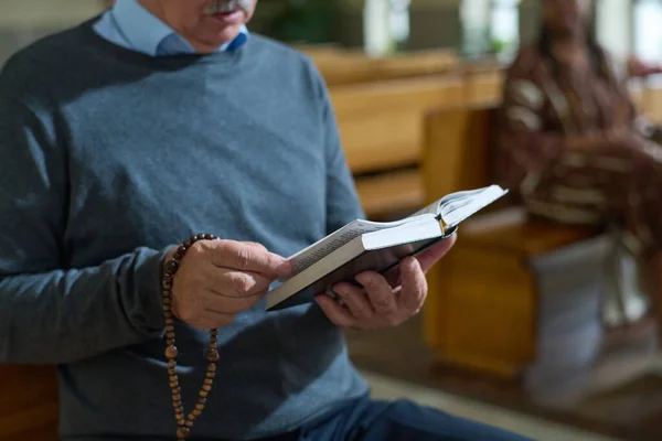 Manos Hombre Anciano Sosteniendo Biblia Abierta Cuentas Rosario Madera Mientras — Foto de Stock