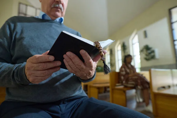 Hands Senior Male Parishioner Catholic Church Holding Open Holy Bible — Stock Photo, Image