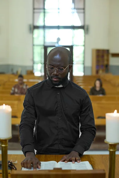 年轻的非洲裔美国人 身穿黑色衬衫 在宗教仪式上阅读 福音书 中的其他书籍 — 图库照片