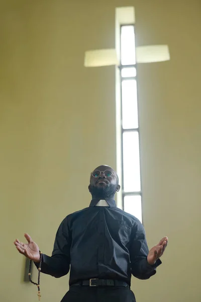 Papaz Kıyafetli Elinde Tespih Taşıyan Genç Afrikalı Amerikalı Bir Adam — Stok fotoğraf