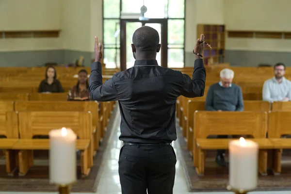 Siyah Gömlekli Pantolonlu Genç Afrikalı Amerikalı Papazın Kilise Ayini Sırasında — Stok fotoğraf