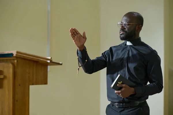 Homem Afro Americano Confiante Vestuário Pastor Com Pregação Colarinho Clerical — Fotografia de Stock