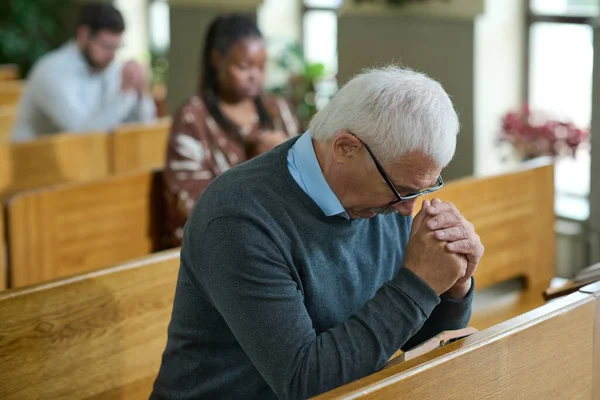 説教の後 または教会での交わりの前に沈黙の祈りの間に彼の頭を含み 彼の手を曲げ成熟した男 — ストック写真