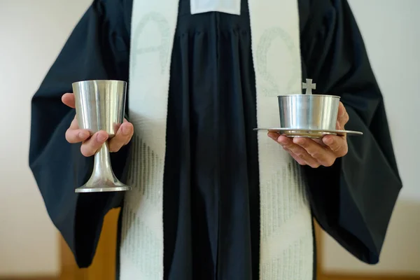 Mãos Padre Católico Batina Segurando Duas Xícaras Com Vinho Pão — Fotografia de Stock