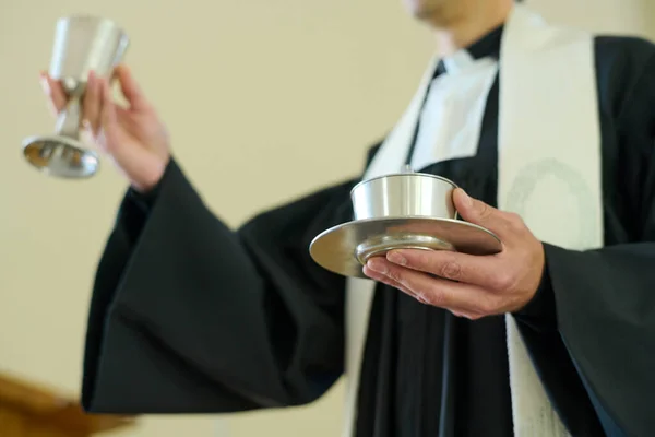 Καθολικός Ιερέας Κρατώντας Κύπελλα Κρασί Και Άζυμο Ψωμί Που Συμβολίζει — Φωτογραφία Αρχείου
