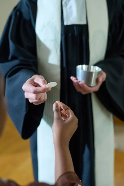 Mão Jovem Padre Católico Batina Passando Pão Ázimo Para Mulher — Fotografia de Stock