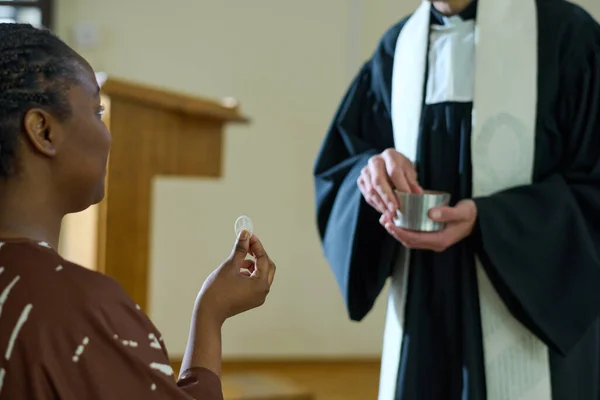 Genç Siyah Kadın Mayasız Ekmek Tutuyor Katolik Kilisesinde Ayin Sırasında — Stok fotoğraf