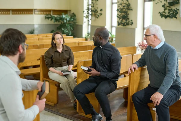 Jovem Sacerdote Afro Americano Com Bíblia Conversando Com Dos Paroquianos — Fotografia de Stock
