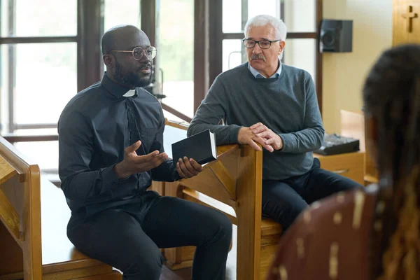 Pastor Confiante Camisa Preta Com Colarinho Clerical Explicando Versos Bíblia — Fotografia de Stock