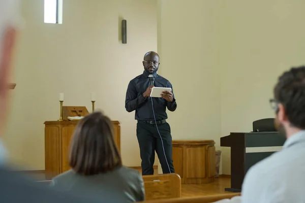 Jonge Predikant Slim Casualwear Citeert Verzen Uit Bijbel Tijdens Preek — Stockfoto
