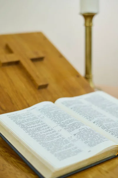 木の説教壇の一部で 説教者による説教のために準備された新約聖書または旧約聖書の節を切り取り 開いている聖書 — ストック写真
